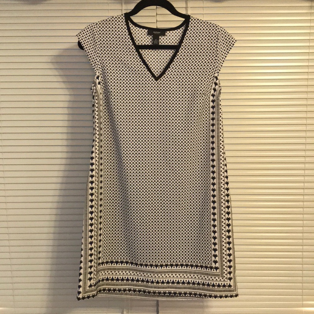 Alfani V neck Shift Dress 4 Petite